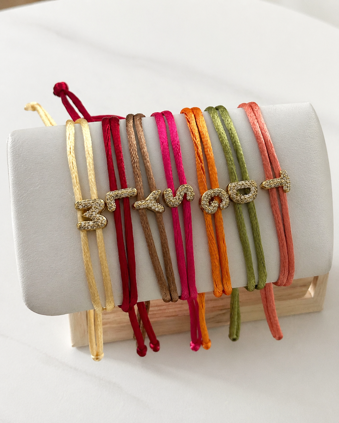 Pulsera de hilo satin con inicial